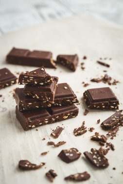 Bir tablo üzerinde çikolata pices