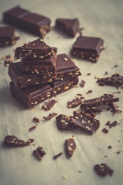 rustik masa üzerinde koyu çikolata