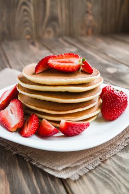 taze srtawberries ile Pancakes