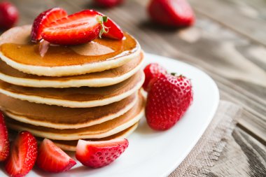 taze srtawberry bir tablo ile Pancakes
