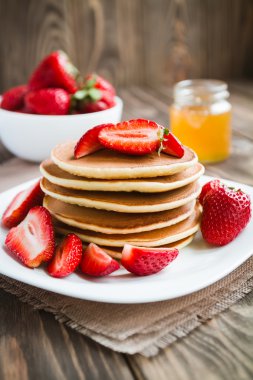 Çilek ile krep yığını