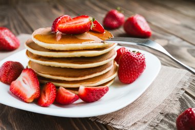 taze srtawberry bir tablo ile Pancakes