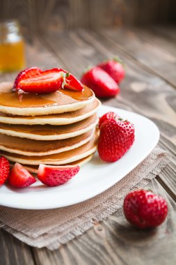 taze srtawberry bir tablo ile Pancakes