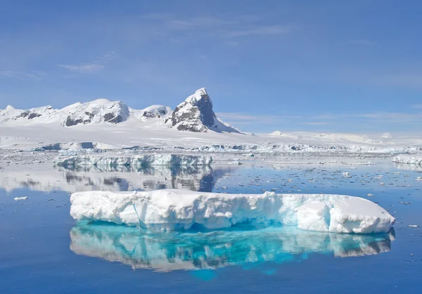 Floating iceberg with higher snowy mountain — Stock Photo, Image