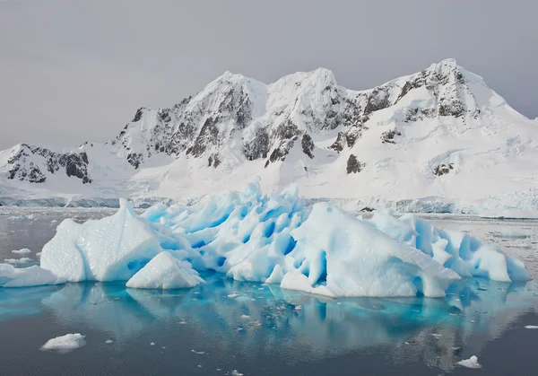 Piccolo pezzo di iceberg — Foto Stock