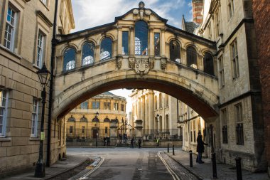 Köprü Sighs Oxford.