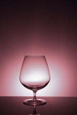 Şeffaf cam. Pembe arka plan.