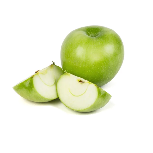 Зеленое яблоко с ломтиками — стоковое фото