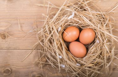 Ahşap arka plan üzerinde yuva