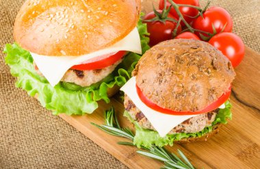 Ahşap tahta üzerinde buğday ve çavdar Burger