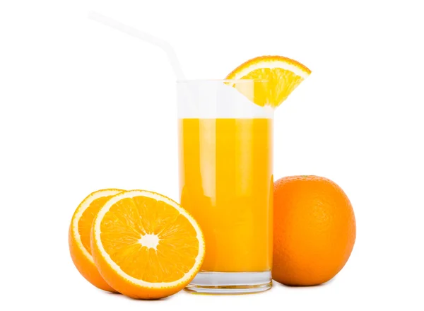 Vaso de jugo de naranja con naranjas — Foto de Stock