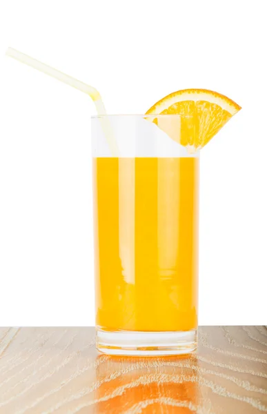 Bicchiere di succo d'arancia con fetta sul tavolo di legno — Foto Stock