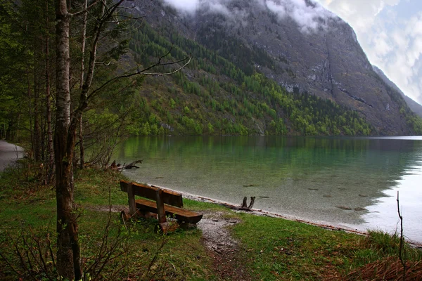 Reggel a parton a tó az Alpok — Stock Fotó