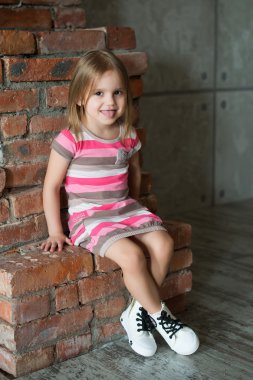 Güzel küçük kız - Rus küçük Foto model - çizgili pembe elbise ve spor ayakkabı - Smile - Tikhomirova Veronika