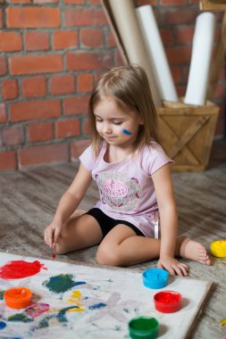 Güzel küçük kız - Rus küçük Foto model - pembe t-shirt - Smile - resim - Draw - Tikhomirova Veronika