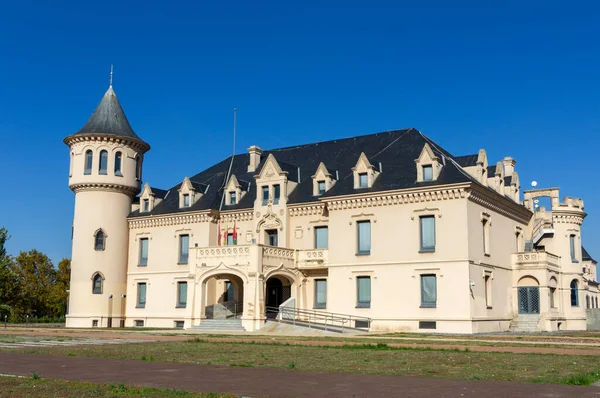 Birden fazla kulesi ve kulesi olan büyük, süslü bir kaleyi resmeden bir fotoğraf. San Jose De Valderas Kalesi, Alcorcn, İspanya