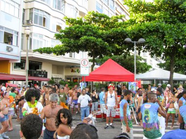 Rio de Janeiro, Brezilya - Şubat 22: yöre halkı ve turistlerin dünyanın her yerinden ağırladı tarafından sokak eğlence gün önce karnaval Şubat 22, 2009 tarihinde