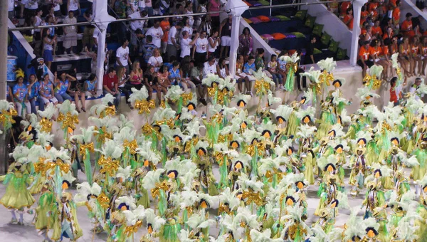 Rio de Janeiro, Brasil - 23 de fevereiro: incrível extravagância durante o Carnaval anual no Rio de Janeiro em 23 de fevereiro de 2009 — Fotografia de Stock