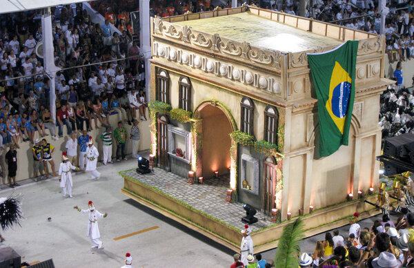 Рио-де-Жанейро, Бразилия - 23 февраля: удивительная экстравагантность во время ежегодного карнавала в Рио-де-Жанейро 23 февраля 2009 года
