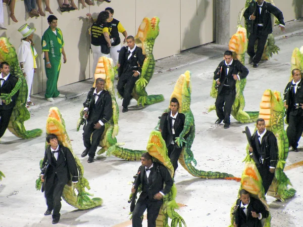 Rio de Janeiro, Brasil - 23 de fevereiro: incrível extravagância durante o Carnaval anual no Rio de Janeiro em 23 de fevereiro de 2009 — Fotografia de Stock