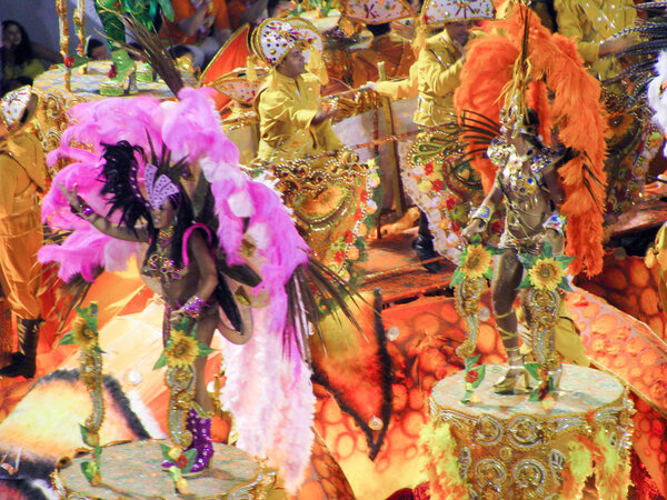 Рио-де-Жанейро, Бразилия - 23 февраля: удивительная экстравагантность во время ежегодного карнавала в Рио-де-Жанейро 23 февраля 2009 года
