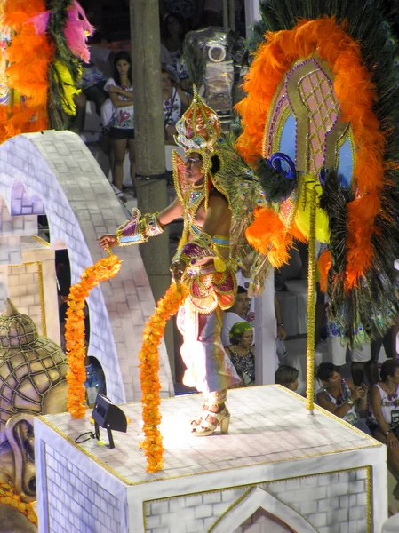 Rio de Janeiro, Brasile - 23 febbraio: incredibile stravaganza durante il Carnevale annuale a Rio de Janeiro il 23 febbraio 2009 — Foto Stock
