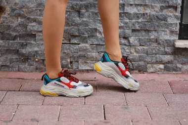 Dengeleme çok renkli ayakkabı modeli çekimi