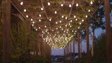 Geceleri sıcak, parıldayan ip ışıklarıyla kaplı güzel bir doğa yürüyüşü büyülü bir romantik atmosfer yaratıyor. Düğünler, etkinlikler ve şenlikli kutlamalar için mükemmel..