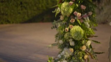 Taze çiçekler ve yeşilliklerle süslenmiş güzel bir düğün çuppası. Yahudi düğün töreni için şık bir çiçek aranjmanı. Etkinlik görüntüleri ve düğün temaları için mükemmel..