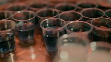 Alkollü içeceklerle dolu, düzenli sırada dizilmiş çoklu bardakların yakın plan görüntüsü. Neşeli bir atmosfer. Parti kutlaması, gece hayatı ve bar gibi konular için ideal.