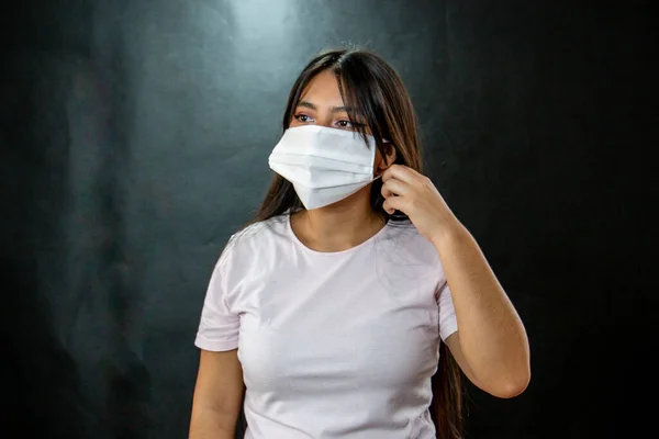 Genç Kadın Beyaz Tıbbi Maskeyi Çıkarıyor Yaşındaki Bir Kadın Solunum — Stok fotoğraf