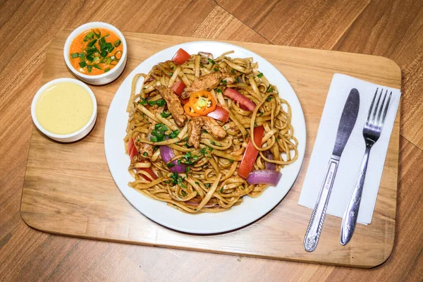 Saltado Noedels Peruaans Eten Bord Noedels Met Groenten Zoals Tomaat Stockfoto