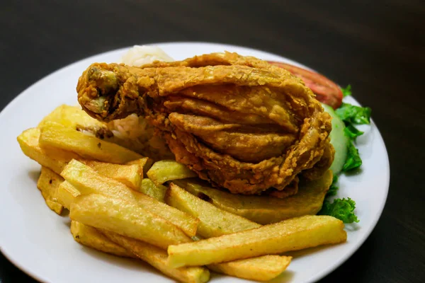 Kyckling Med Pommes Frites Och Sallad — Stockfoto