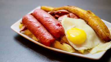 Fast food tabağı, muz, patates, yumurta, kızarmış sosis..