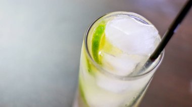 Buzlu beyaz kokteyl, limon dilimi ve şerbet..