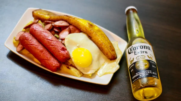 Fast Food Plate Bananas Potatoes Egg Fried Sausage Cold Beer — Fotografia de Stock