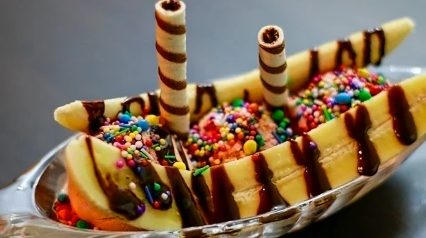 Banana Split Banana Ice Cream Wafer Tubes Colored Dragee — Fotografia de Stock