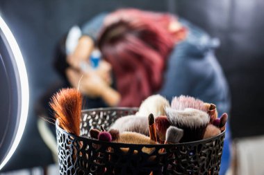 Kulis makyajı. Cadılar Bayramı makyajı yapan kadınlar, profesyonel makyaj sanatçısı eğitimi alan insanlar..