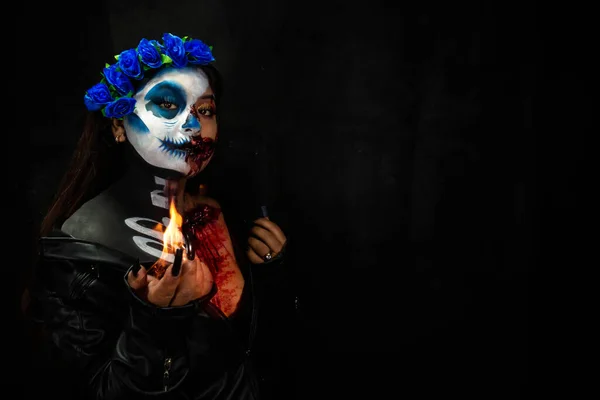 Kostium Halloween Makijaż Portret Calavera Catrina Zombie Ogniem Dłoni — Zdjęcie stockowe