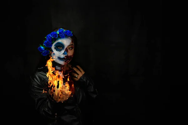 Костюм Макияж Хэллоуин Портрет Калаверы Катрины Зомби Огнем Руке — стоковое фото