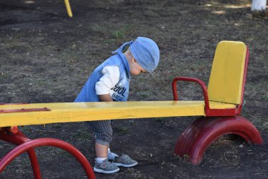Yaz yürüyüşü çocuk parkında