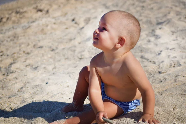 Bambino Allegro Gioca Sulla Sabbia Calda Del Mare Gode Tale — Foto Stock