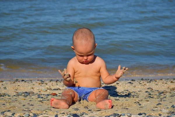Ein Fröhlicher Kleiner Junge Spielt Auf Dem Warmen Meeressand Und — Stockfoto