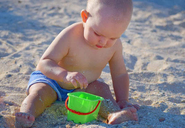 Veselý Malý Chlapec Hraje Teplém Mořském Písku Takový Odpočinek — Stock fotografie