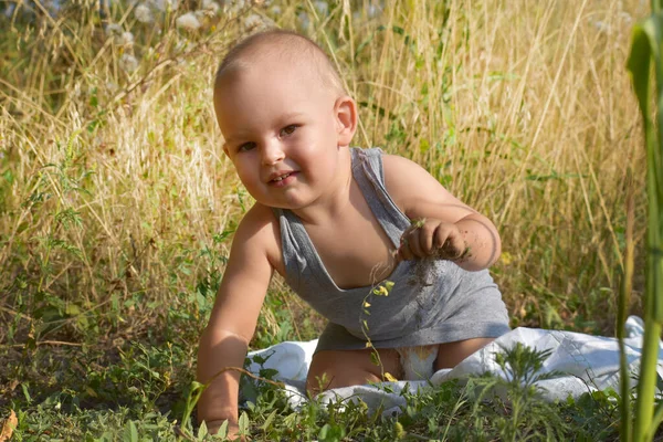 Enfant Rural Marchant Pieds Nus Sur Herbe — Photo