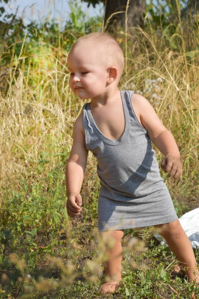 Bambino Rurale Che Cammina Piedi Nudi Sull Erba — Foto Stock