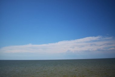 deniz ve mavi gökyüzü