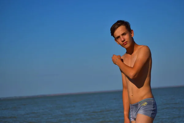 Guy Walking Seashore — Stock Photo, Image