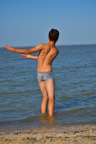 Mann Wirft Steine Ins Meer — Stockfoto
