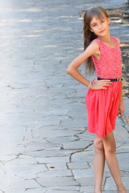 Kız çocuk parkında oynuyor